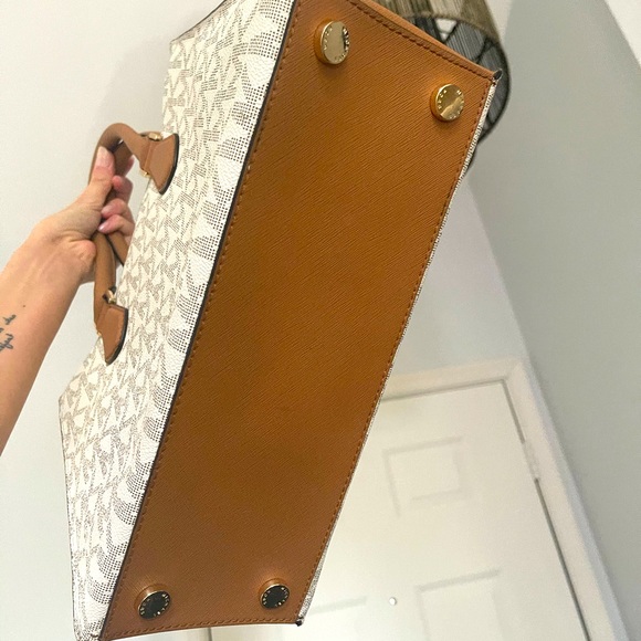 Michael Kors Purse with strap - Picture 5 of 11